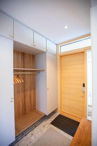 Luxury log villa with hot tub in Яласярви