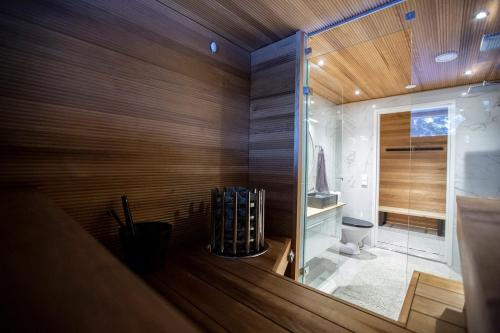 Luxury log villa with hot tub in Яласярви