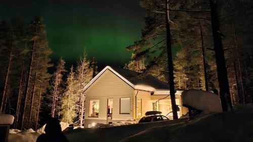 Luxury log villa with hot tub in Яласярви