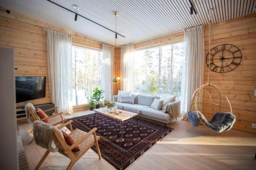 Luxury log villa with hot tub in Яласярви