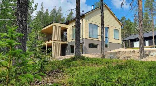 Luxury log villa with hot tub in Яласярви