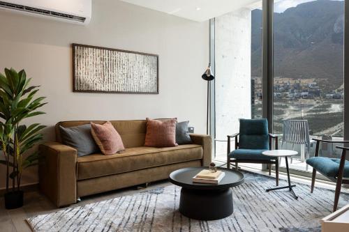 Mountain-Facing Apartment with Pool Gym & Balcony
