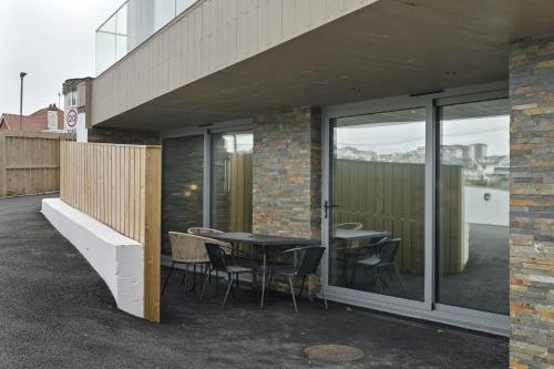 Groundfloor Apartment Opposite Beach with Parking in Porth