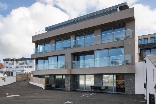 Groundfloor Apartment Opposite Beach with Parking in Porth