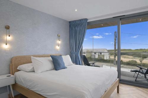Modern Apartment with Balcony Sea Views & Parking – khách sạn tại Porth