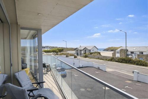 Modern Apartment with Balcony Sea Views & Parking in Porth