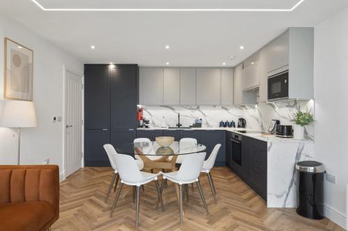 Modern Apartment with Balcony Sea Views & Parking in Porth