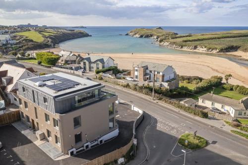 Modern Apartment with Balcony Sea Views & Parking in Porth