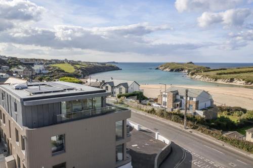 Modern Apartment with Balcony Sea Views & Parking in Porth