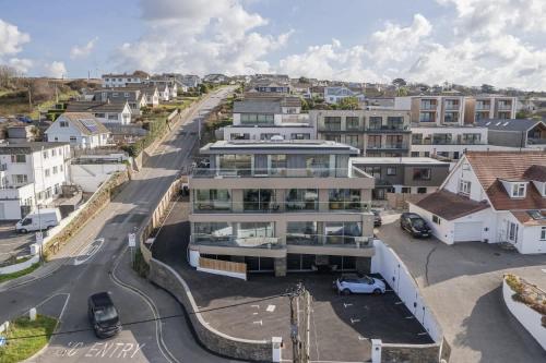 Modern Apartment with Balcony Sea Views & Parking in Porth
