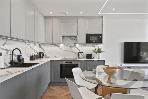 Apartment Balcony with Expansive Sea Views Parking in Porth
