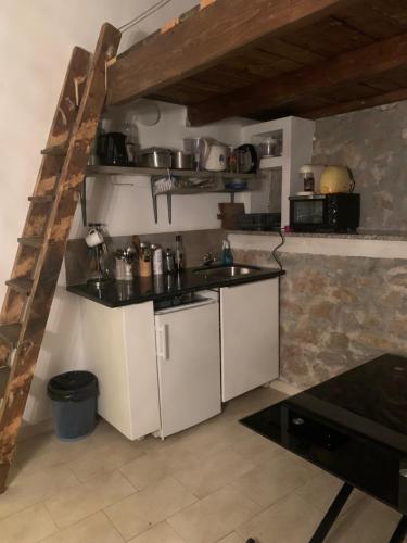 Emplacement ideal pour cette Maisonnette avec jardin et cuisine d'ete in Menton