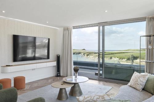 Penthouse Balcony with Expansive Sea Views Parking in Porth