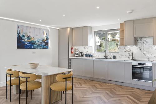 Penthouse Balcony with Expansive Sea Views Parking in Porth