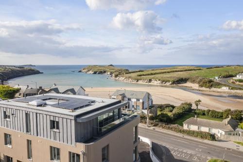 Penthouse Balcony with Expansive Sea Views Parking in Porth