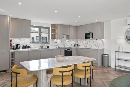 Penthouse Balcony with Expansive Sea Views Parking in Porth