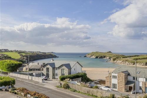 Penthouse Balcony with Expansive Sea Views Parking in Porth