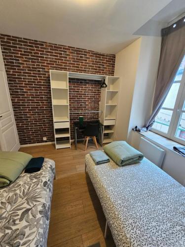 Chambre dans appartement Centre ville de Montluçon 15 min à pieds de la gare (Chambre dans appartement Centre ville de Montlucon 15 min a pieds de la gare) in 蒙呂松