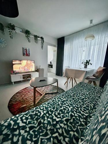 gedeelde lounge/tv-ruimte, Central Studio Apartment in Pori