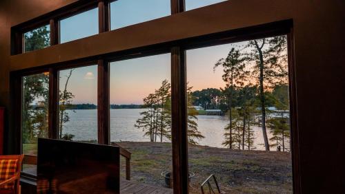 Newly Renovated, Cozy Mid-Lake Cabin Sleeps 10 – khách sạn tại Many (LA)