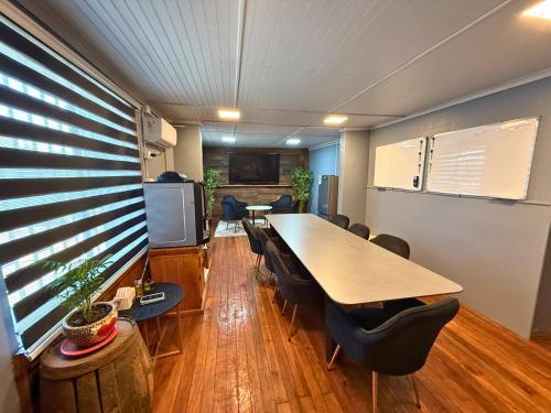 Hospedaje céntrico con AACC, baño privado, TV con plataformas y espacio cowork