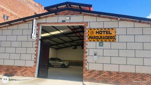 Hotel y parqueadero La Colonia Inn in Socorro