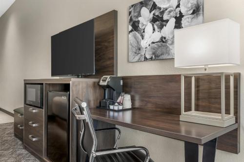 Best Western Plus Parkside Inn & Suites - image 11