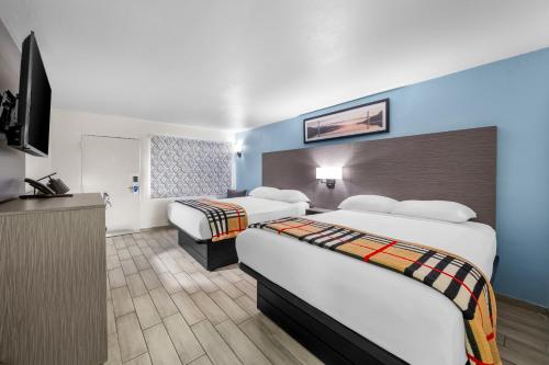 Royale Inn - image 12