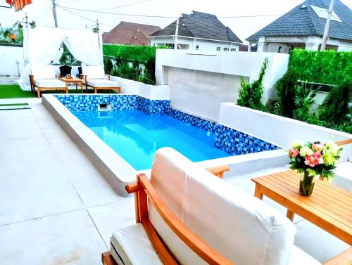 สระว่ายน้ำ, IFEMIDE ESTATES - LUXURY HOMES in อะคูร์