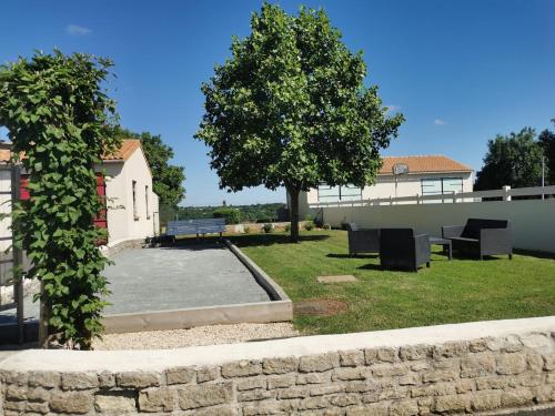 Dārzs, Gîte des forgerons (Gite des forgerons) in Champdeniers-Saint-Denis