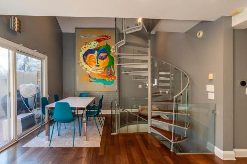 3-Story Townhome Free Parking Private Patio Washer-Dryer in Lincoln Park