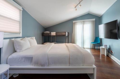 3-Story Townhome Free Parking Private Patio Washer-Dryer in Lincoln Park