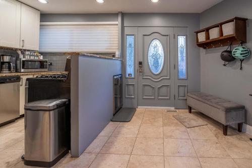 3-Story Townhome Free Parking Private Patio Washer-Dryer in Lincoln Park