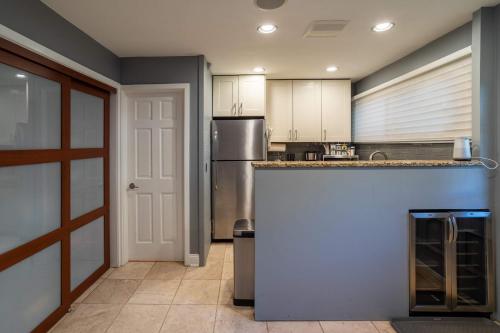 3-Story Townhome Free Parking Private Patio Washer-Dryer in Lincoln Park