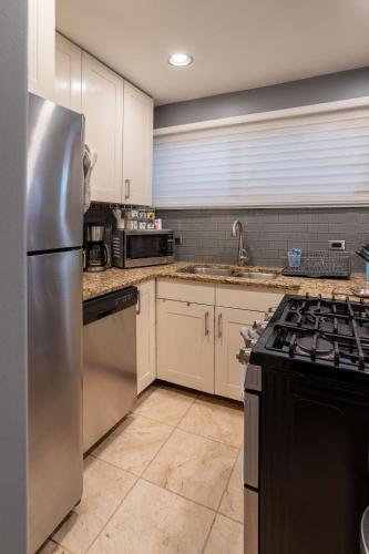 3-Story Townhome Free Parking Private Patio Washer-Dryer in Lincoln Park