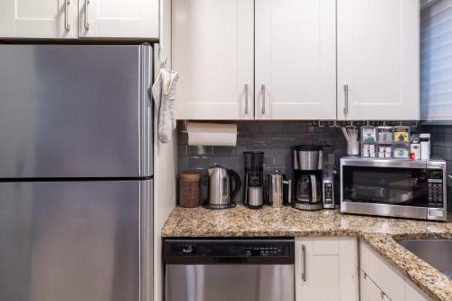 3-Story Townhome Free Parking Private Patio Washer-Dryer in Lincoln Park