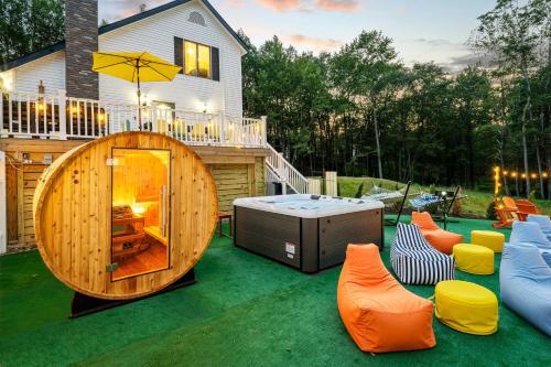 Sleeps 14 Hot Tub Sauna Game Room Fire Pit in Tobyhanna Township (PA)
