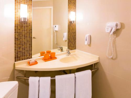 Standard Double Room image 6