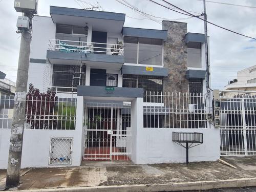 Dış Görünüm, Departamento 4 Dormitorios, 6 Camas, 9 Personas, con 2 Balcones, Wifi y 1 Parqueadero Gratis in Rumipamba