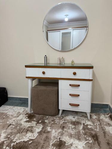 New 2BR Apartment Spacious Living Area شقة جديدة اكتوبر تجهيز مكيفه بالكامل 2026 غرفتين نوم وريسبشن قطعتين للعائلات فقط او اثنين من نفس الجنسين - main image