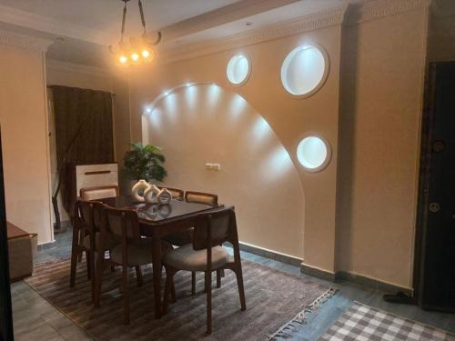 New 2BR Apartment Spacious Living Area شقة جديدة اكتوبر تجهيز مكيفه بالكامل 2026 غرفتين نوم وريسبشن قطعتين للعائلات فقط او اثنين من نفس الجنسين - image 2