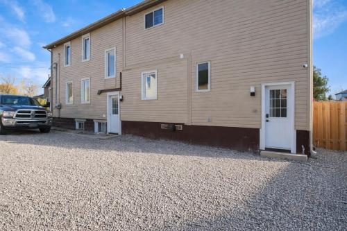 2 Bed Newly Renovated unit near Falls and Buffalo in Port Colborne (ON)