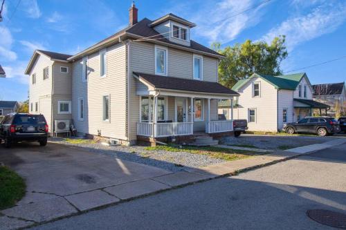 2 Bed Newly Renovated unit near Falls and Buffalo in Port Colborne (ON)