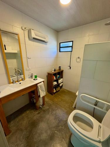 Bathroom, Los Eucaliptos in Duggan