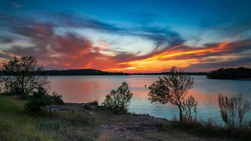 Ranchette Apartment- beach access small lake view in Buchanan Dam, USA