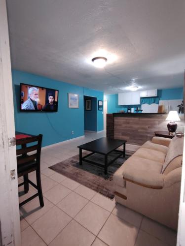 Gpl 5542 Cozy Getaway With Bright Colors & Full Kitchen - Fort Myers, FL