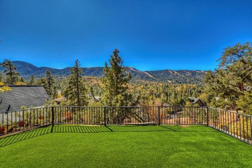053 - Glass House on the Ridge in Big Bear Lake, USA
