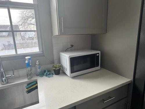 King Bed Near EWR Airport Smart TV Room 2 in Irvington (NJ)