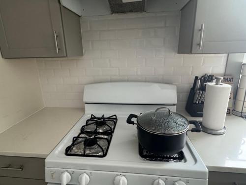 King Bed Near EWR Airport Smart TV Room 2 in Irvington (NJ)