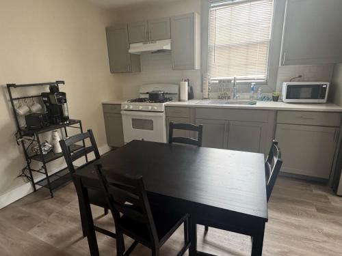 King Bed Near EWR Airport Smart TV Room 2 in Irvington (NJ)